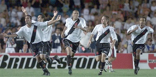 Time do Vasco campeão comemorando após o jogo. Leo Lima, Souza, Rogério Correa e Edinho; (Foto: Bruno Domingos)