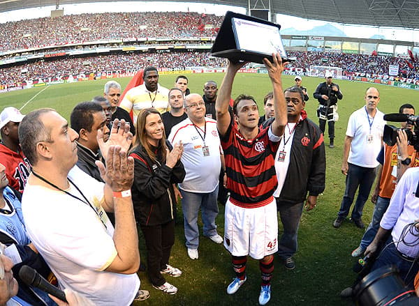 Petkovic recebe placa na despedida (Foto: Alexandre Loureiro)