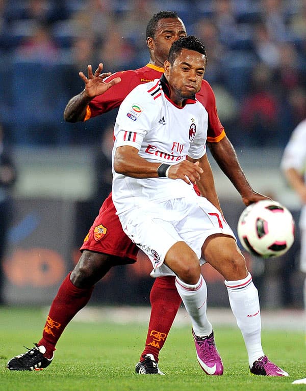 Robinho disputa jogada com Fábio Simplício - Roma x Milan (Foto: Ettore Ferrari/EFE)