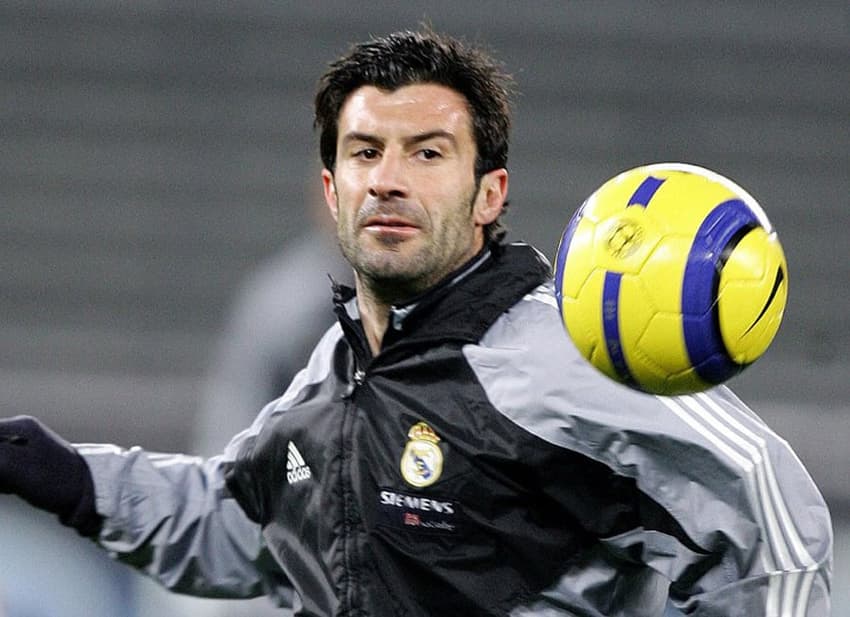 O português Luis Figo foi eleito o melhor jogador do mundo no ano de 2001 (Foto: AFP)