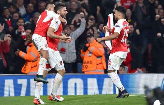 Jogadores do Arsenal comemoram um dos gols contra o Bayern (Foto: Ben Stansall / AFP)