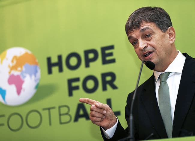 Jérôme Champagne, um dos concorrentes ao cargo de presidente da Fifa (Foto: Adrian Dennis/ AFP)