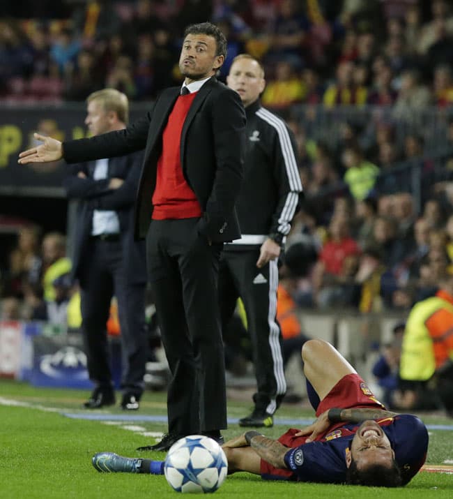 Lucho reclama de falta em Neymar (Foto: Pau Barrena / AFP)