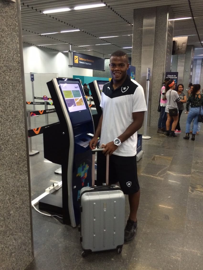 Vinicius Tanque embarcou para Criciúma sozinho (Divulgação)