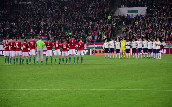 Jogo teve um minuto de silêncio (Foto: Attila Kisbedenek / AFP)