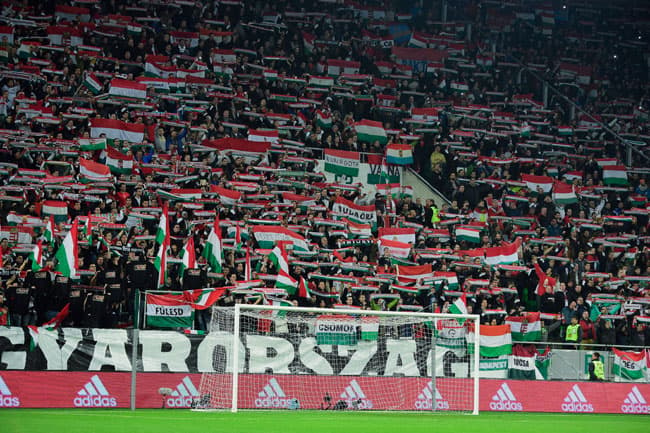 Torcida fez a festa em Budapeste (Foto: Attila Kisbedenek / AFP)