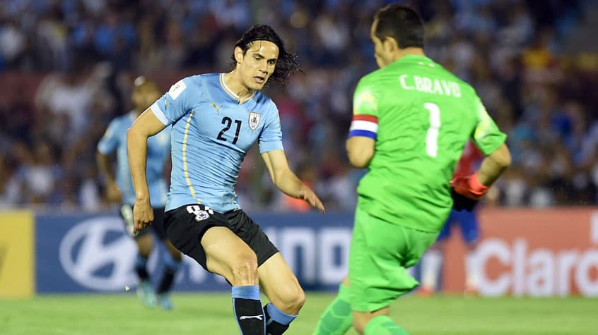 HOME - Uruguai x Chile - Eliminatórias para Copa-2018 - Cavani e Bravo (Foto: Miguel Rojo/AFP)