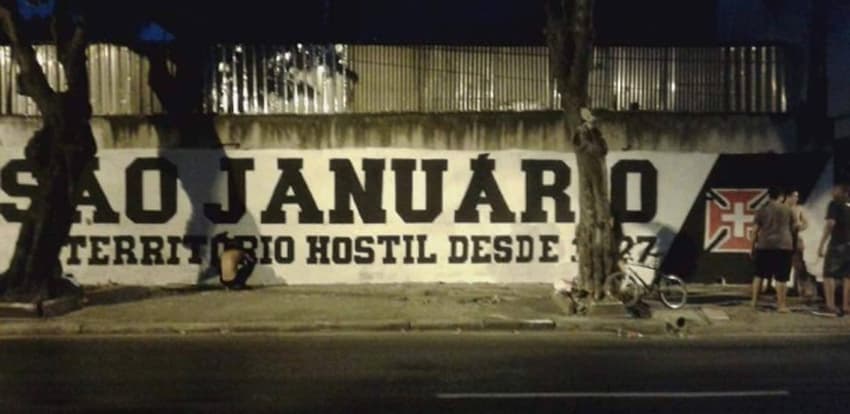 Muro em frente ao estádio tem frase que destaca São Januário como 