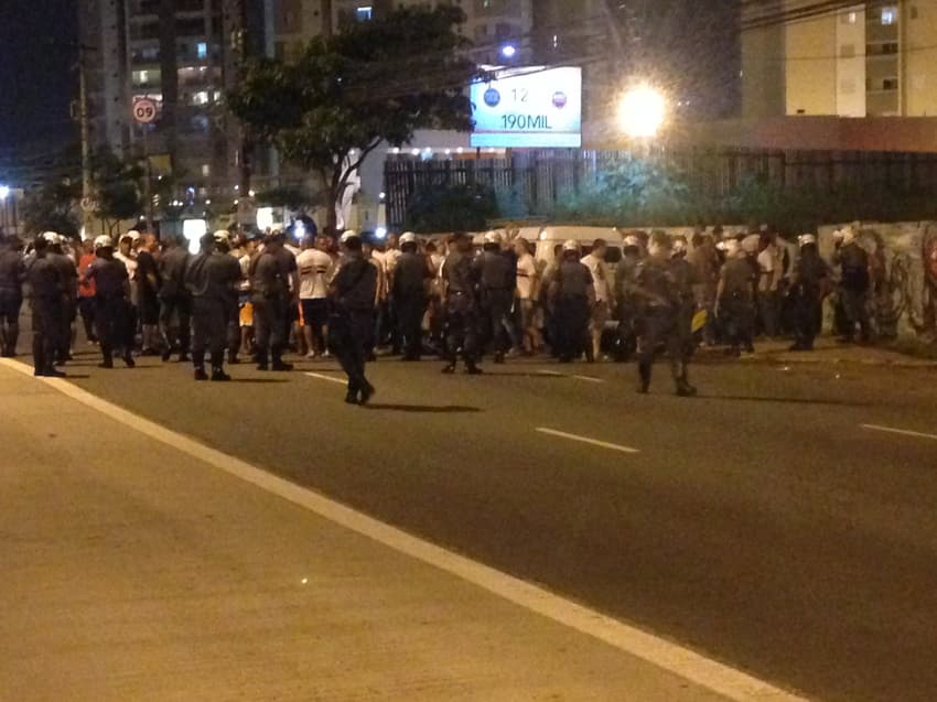 Torcida protesta no CT do São Paulo