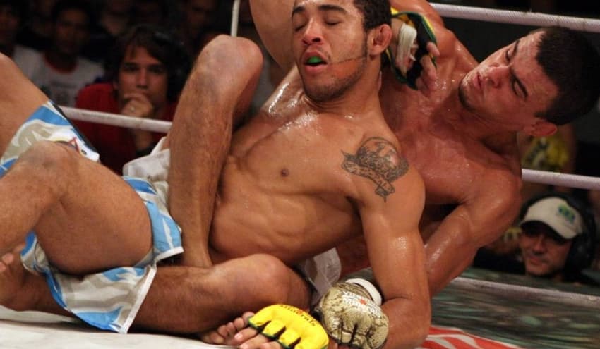 José Aldo foi finalizado com um mata-leão por Luciano Azevedo (FOTO: Marcelo Alonso)