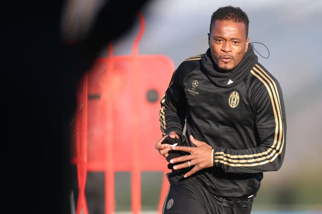 Evra chegou a 100 jogos na Liga dos Campeões (Foto: Marco Bertorello / AFP)