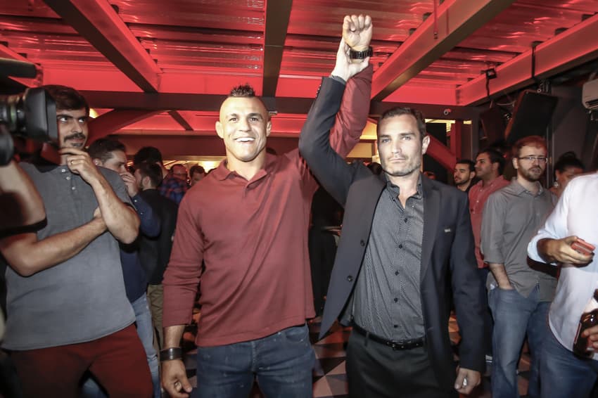 Giovani Decker mantém relação próxima a lutadores (FOTO: Inovafoto/Divulgação)