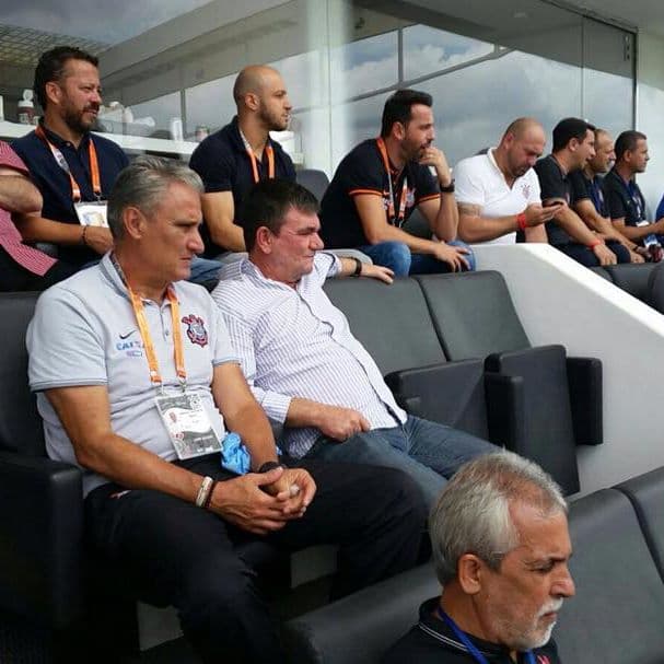 Tite esteve em camarote da Arena ao lado da diretoria do clube (Foto: Divulgação)