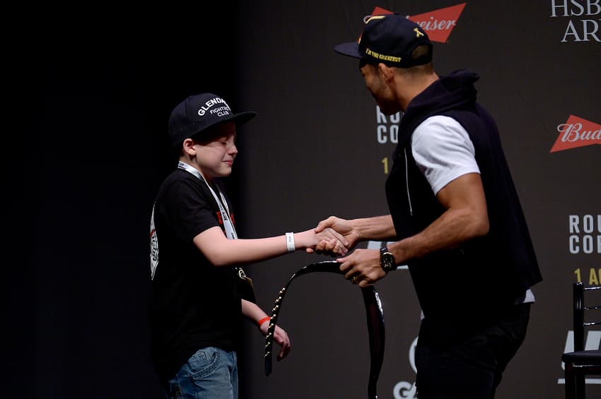 José Aldo recebe fã em palco no Rio