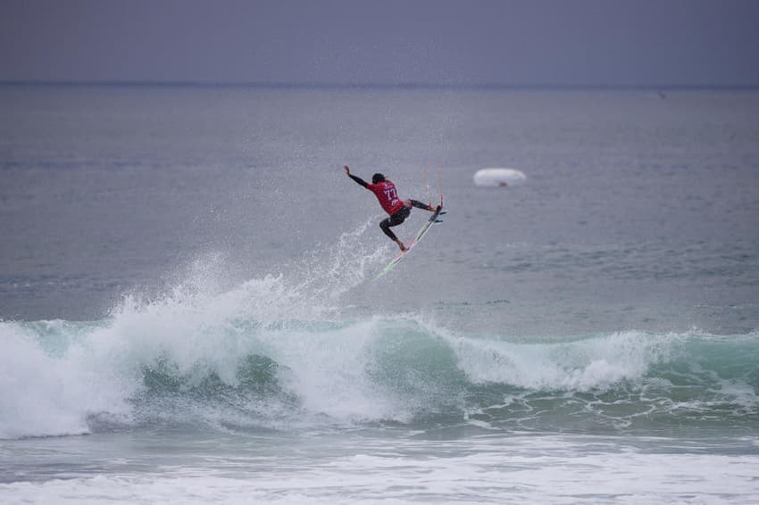 Filipinho em sua principal especialidade: manobras aéreas (Foto: Divulgação/WSL)