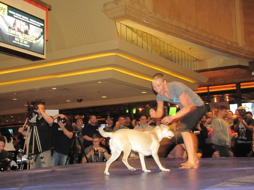Rose Namajunas levou cachorra para tatame