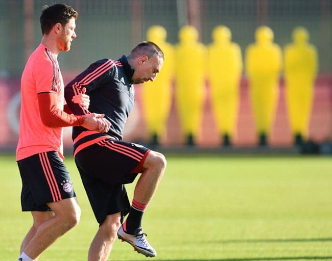 Xabi Alonso marca Ribéry em treino do Bayern (Foto: Christof Stache / AFP)