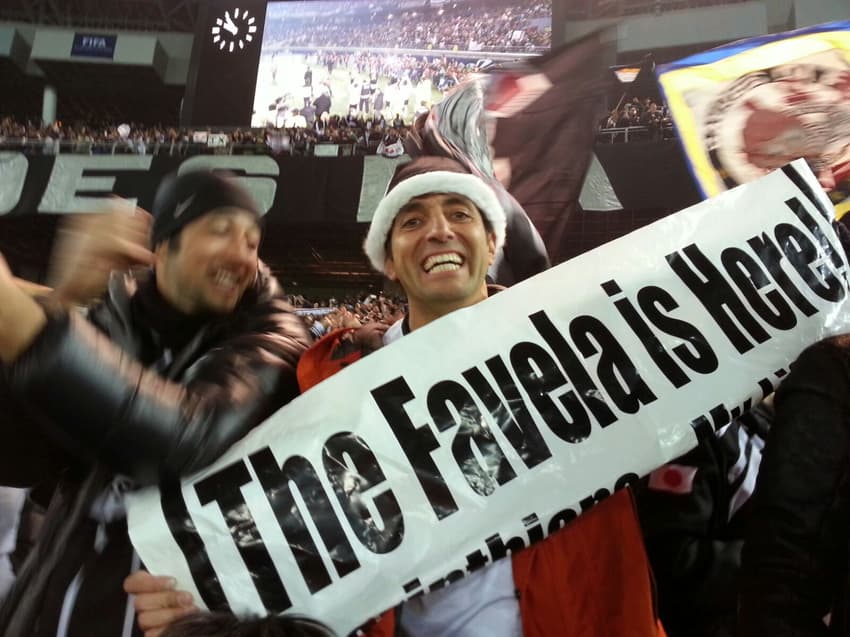 Nayme com faixa no meio da torcida corintiana no Japão (Foto: Arquivo pessoal)