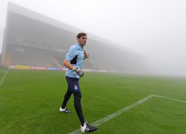 Casillas faz aquecimento nesta segunda-feira em meio a nevoeiro (Foto: Rui Silva / AFP)