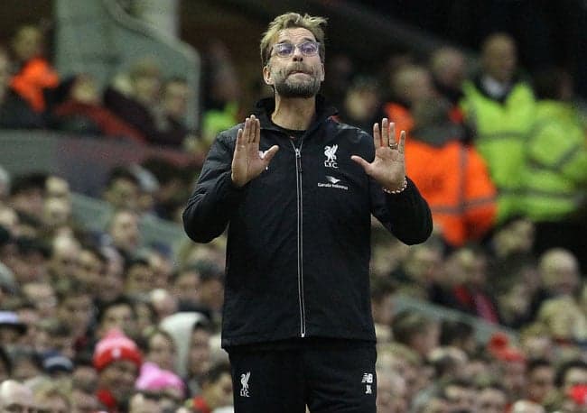 Klopp orienta o time contra o Leicester (Foto: Lindsay Parnaby / AFP)