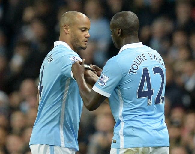 Kompany passa a braçadeira para Yaya Touré (Foto: Oli Scarff / AFP)