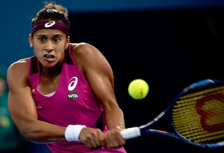 Teliana Pereira devolve bola em partida contra Andrea Petkovic (Foto: AFP)