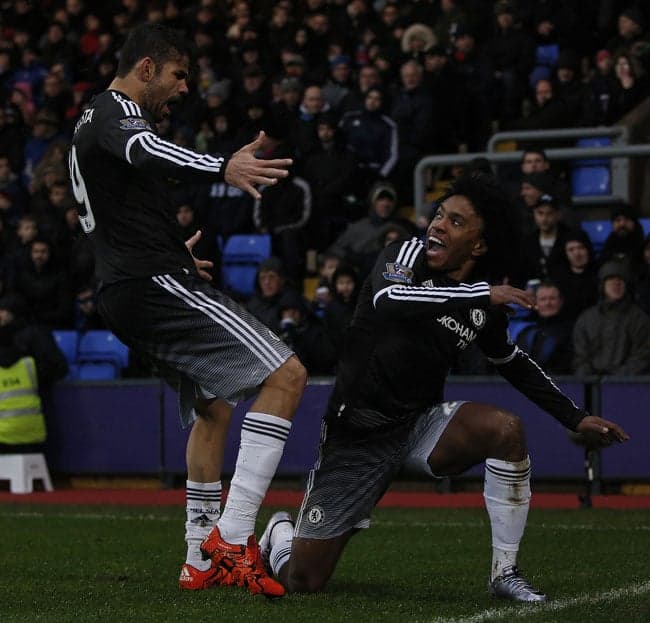 Willian comemora com Diego Costa (Foto: Adrian Dennis / AFP)