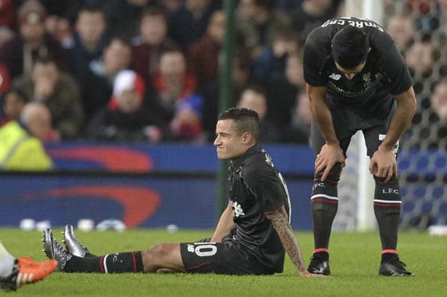 Coutinho também se machucou (Foto: Oli Scarff / AFP)