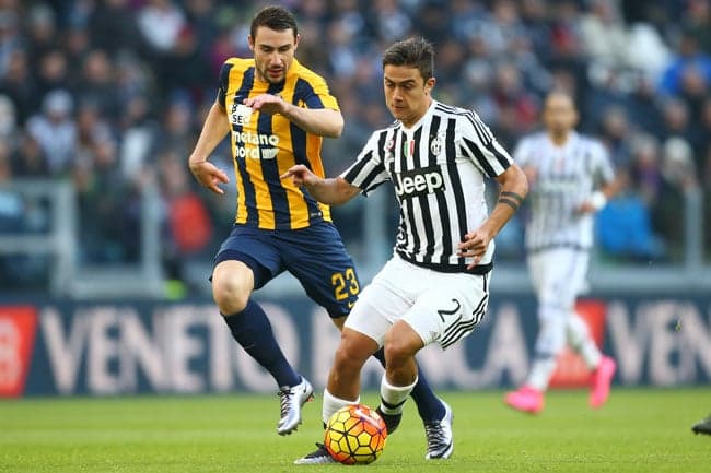 Dybala tenta se livrar da marcação do Verona