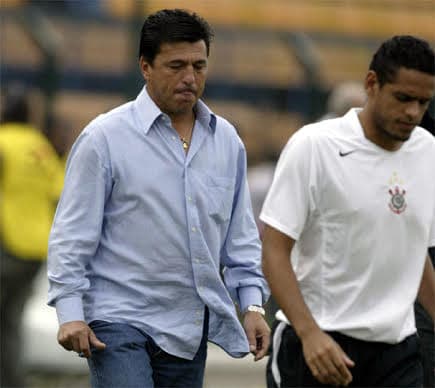 São Paulo 5 x 1 Corinthians, 8/5/2005, Pacaembu: Daniel Passarela, técnico do Timão, caiu após massacre (Reginaldo Castro)