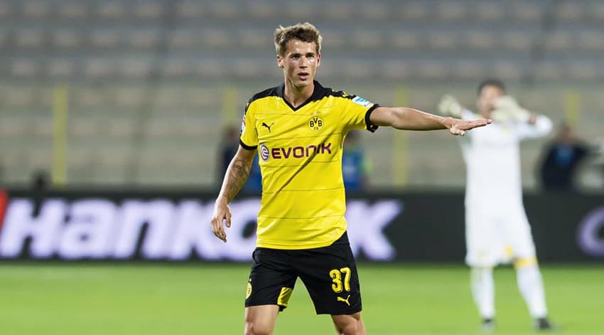 Erik Durm - Borussia Dortmund x Jeonbuk Hyundai Motors (Foto: Reprodução / Facebook)