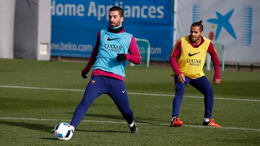 Arda Turan e Douglas (Foto: Reprodução / Facebook)