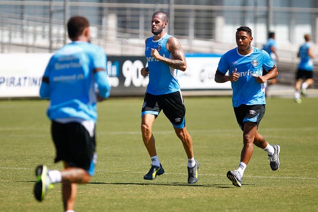 Fred ao lado do lateral-direito Wallace, outro reforço do Imortal para 2016 (Foto: Lucas Uebel/Grêmio)