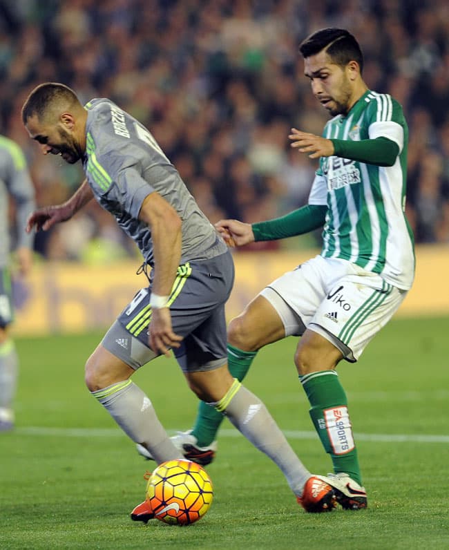 Benzema - Betis x Real Madrid (Foto: Cristina Quicler / AFP)