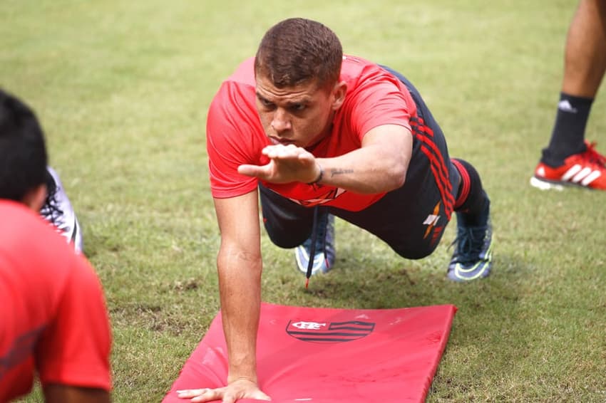 Cuéllar, volante do Flamengo