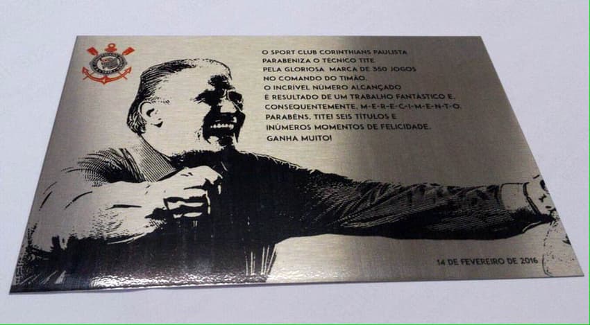 Placa em homenagem aos 350 jogos de Tite