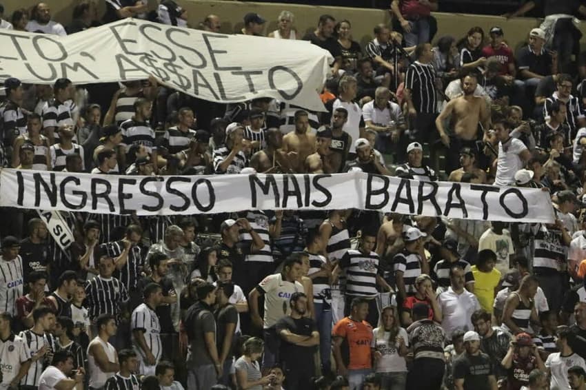 Torcida do Corinthians protesta em Sorocaba (Reginaldo Castro)