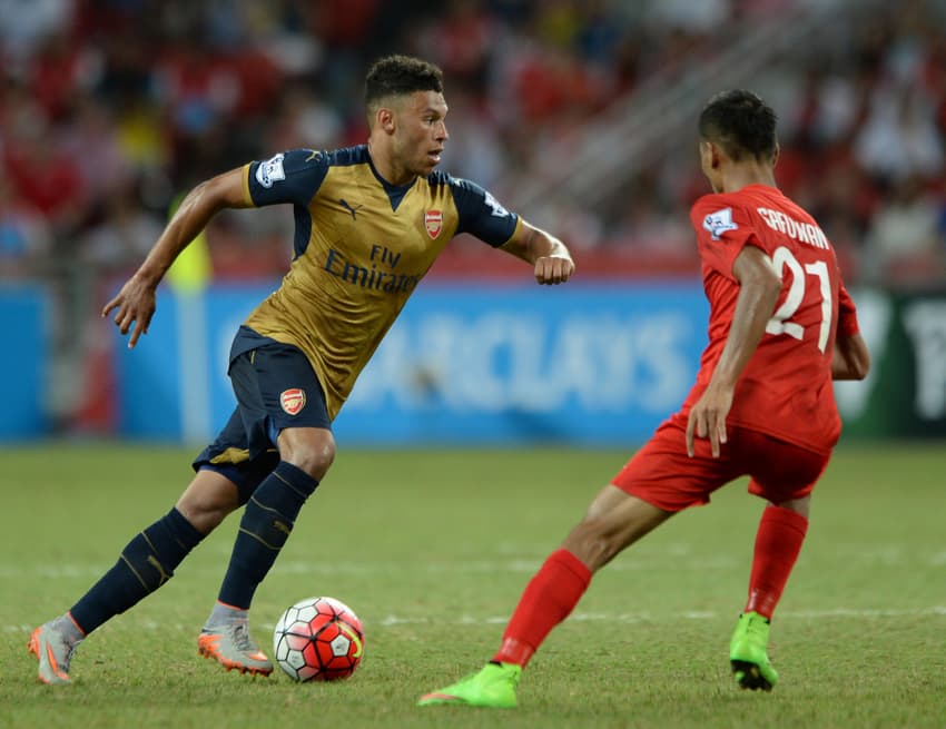 Oxlade-Chamberlain - Arsenal x Combinado de Singapura (Foto: Mohd Fyrol / AFP)