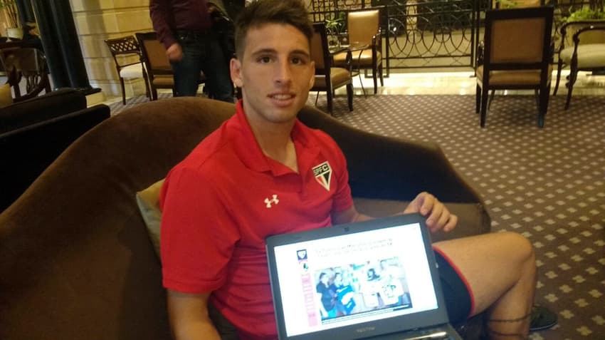 Calleri vê a matéria feita pelo LANCE! sobre ele