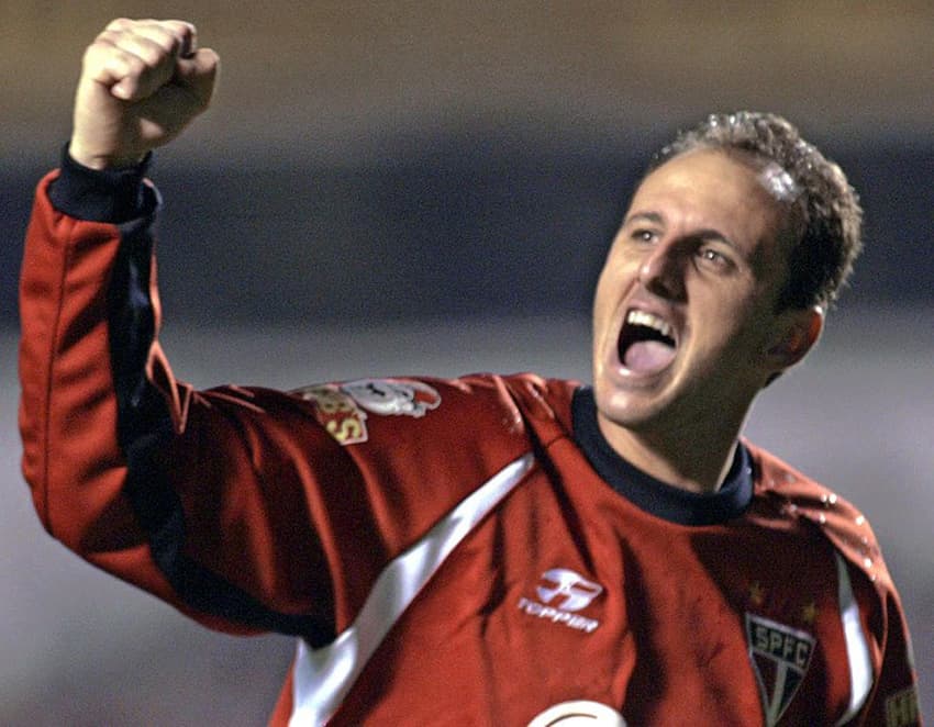 Rogério Ceni abriu o placar para o São Paulo contra o Táchira no Morumbi em 2004