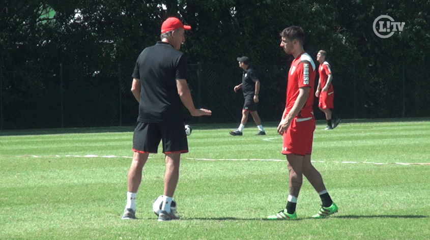 Bauza conversa com Calleri no treino do São Paulo