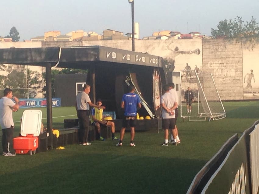 Tite e um de seus auxiliares conversando com o zagueiro Pedro Henrique, que pode ser titular na quarta (Foto: Bruno Cassucci)