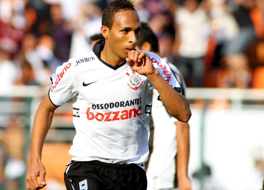 Liédson fez 3 gols em clássicos contra o Palmeiras