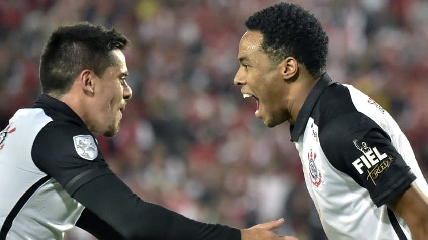 HOME - Santa Fe x Corinthians - Copa Libertadores - Fagner e Elias (Foto: Guillermo Munoz/AFP)