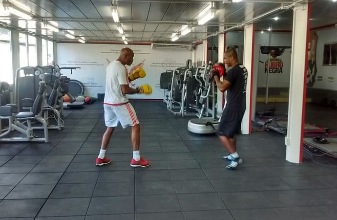 Anderson Silva treina na Gávea