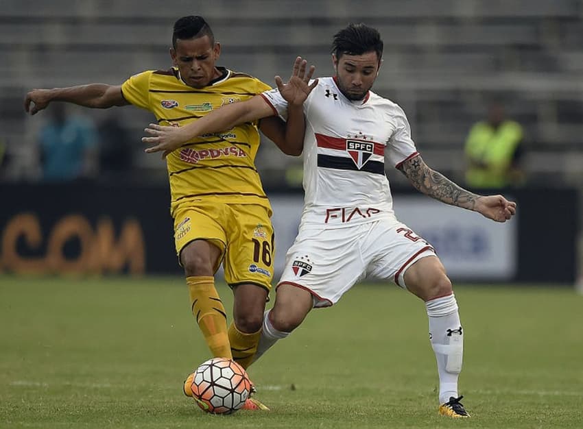 O lateral chileno Mena foi um dos reforços do São Paulo para a temporada