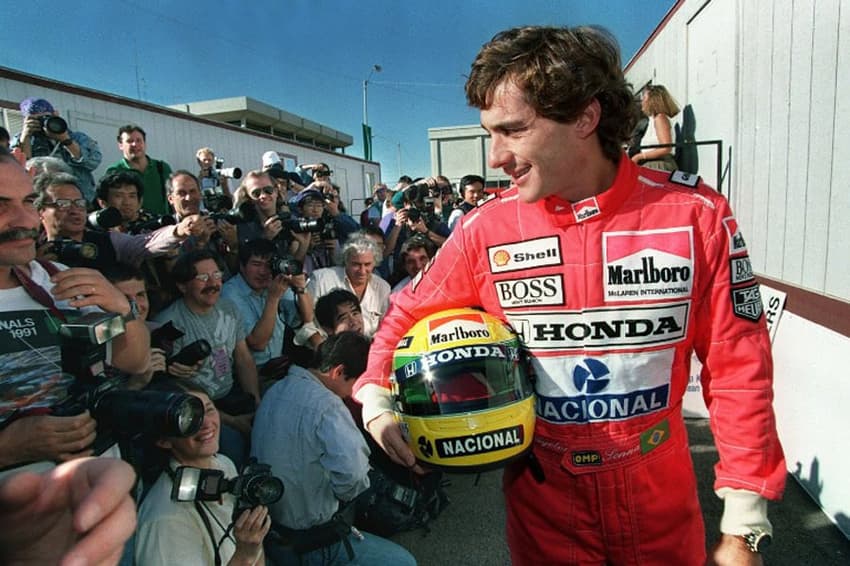 Ayrton Senna posa para fotógrafos em 7 de Março de 1991