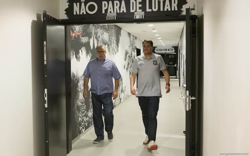 Eduardo Ferreira ao lado do presidente do Corinthians, Roberto de Andrade (Foto: Daniel Augusto Jr)