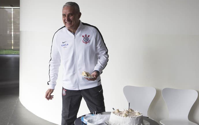 Tite fez aniversário e ganhou bolo após o treino desta quarta (Foto: Daniel Augusto Jr)