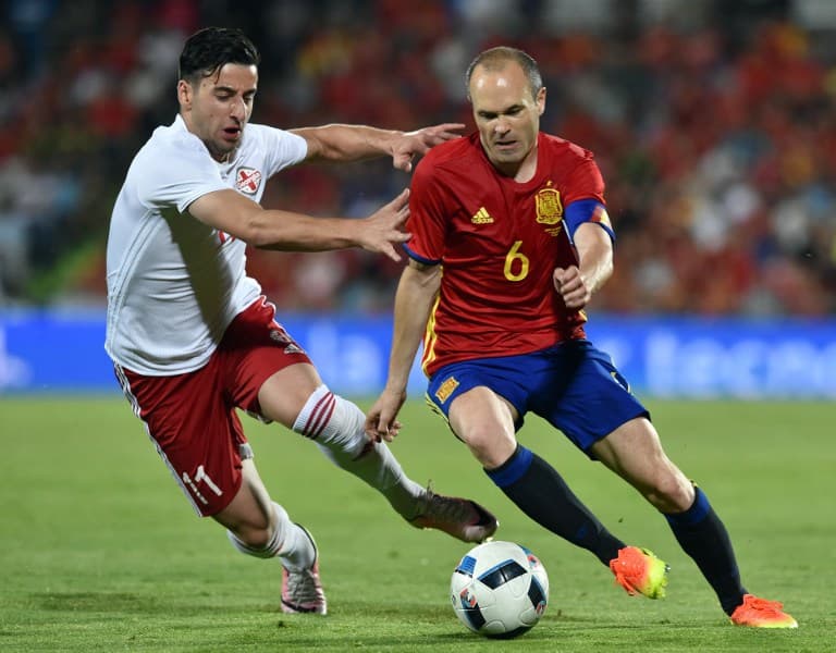 Recentemente aposentado, Andrés Iniesta é o quinto colocado na lista (Foto: GERARD JULIEN / AFP)